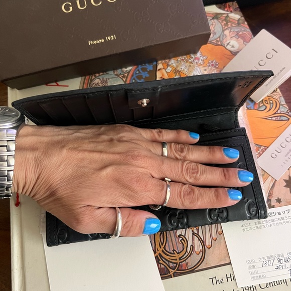 Gucci wallet, in excellent used condition. No tears, discoloration or wear. - Picture 9 of 12